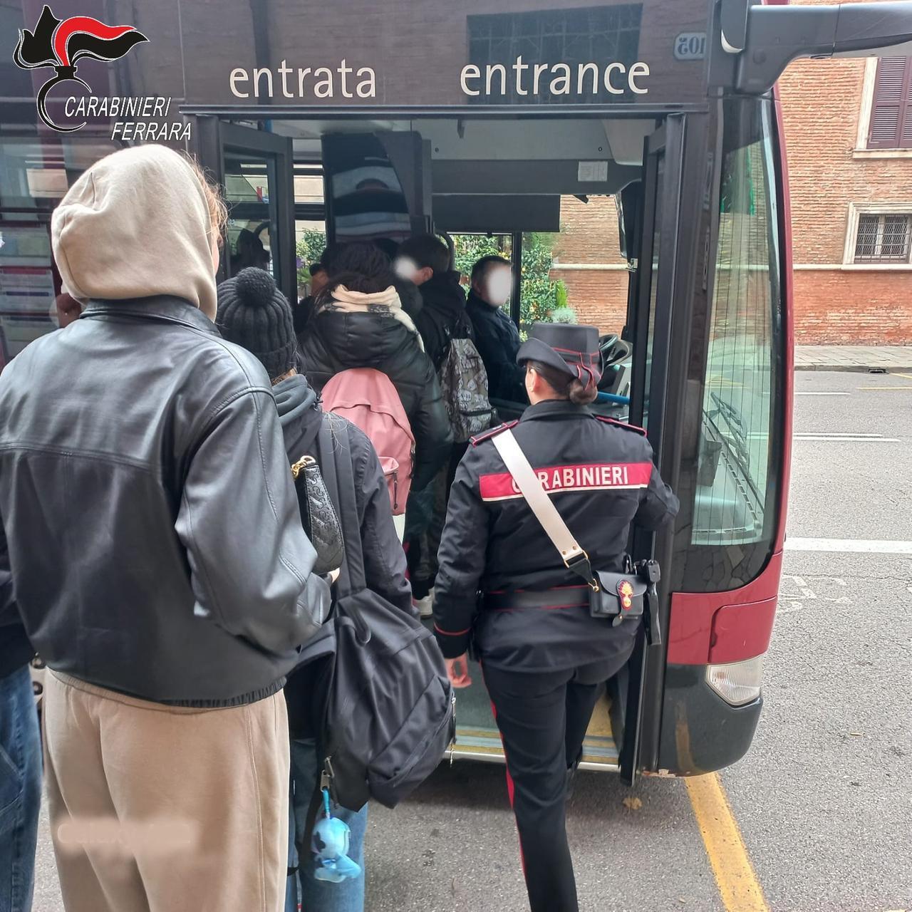 Ferrara, giovani molesti alla fermata dell’autobus