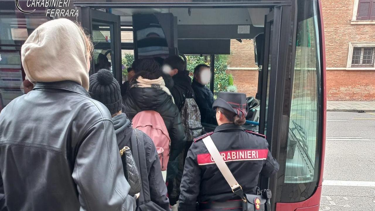 Ferrara, giovani molesti alla fermata dell’autobus