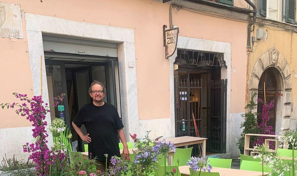 
	Il rstoratore e chef, Daniele Donvito, davanti al suo ristorante le Follie di Ciccio in piazza del Duomo nel centro storico di Carrara

