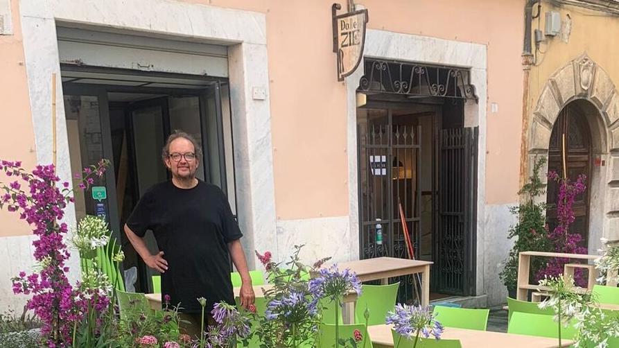 Il rstoratore e chef, Daniele Donvito, davanti al suo ristorante le Follie di Ciccio in piazza del Duomo nel centro storico di Carrara