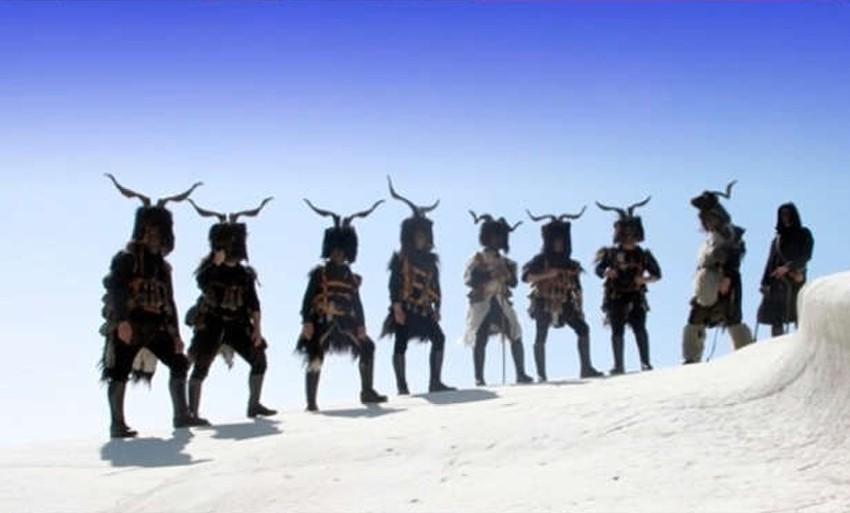 I Mamutzones antigos sfilano in Piemonte