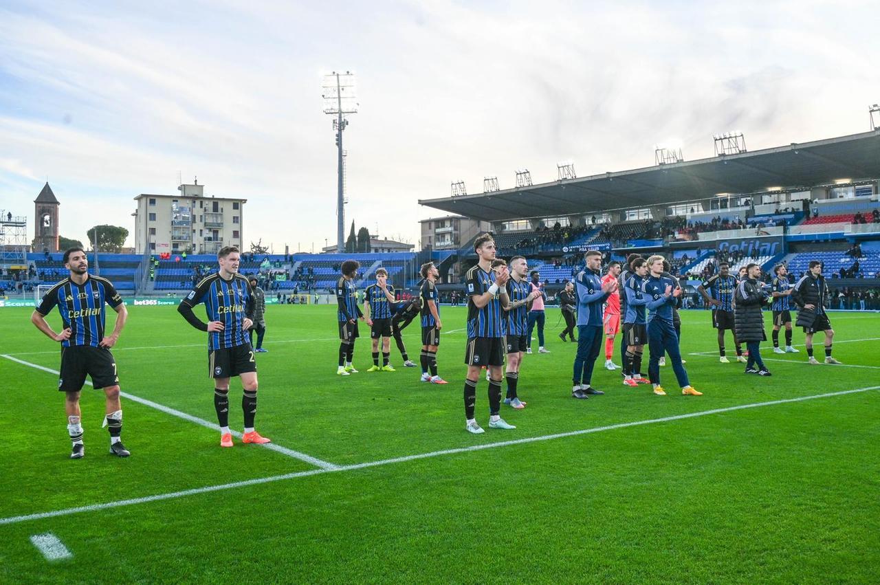 
	I giocatori del Pisa sotto la Nord (foto Stick)

