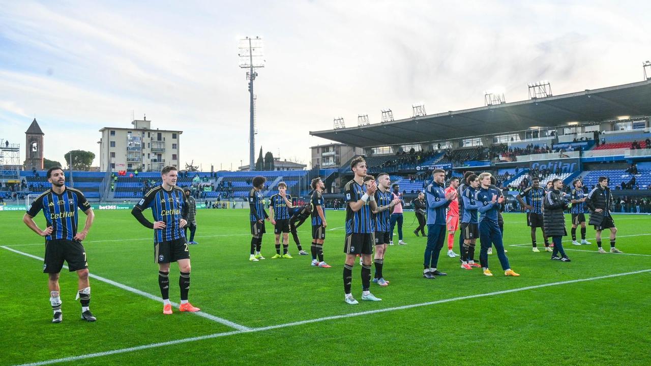 I giocatori del Pisa sotto la Nord (foto Stick)