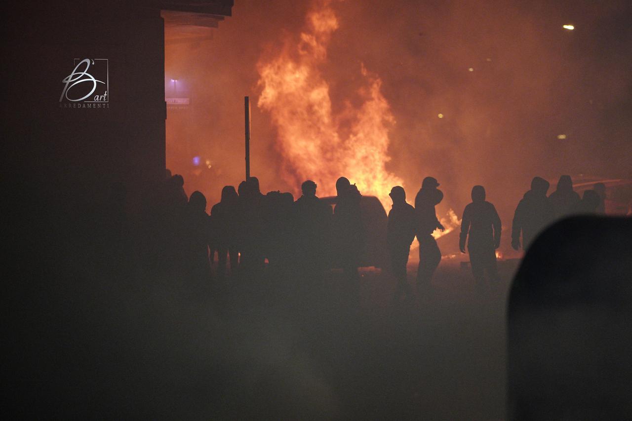 
	Auto in fiamme a Torino durante il corteo per Askatasuna (foto Lapresse)

