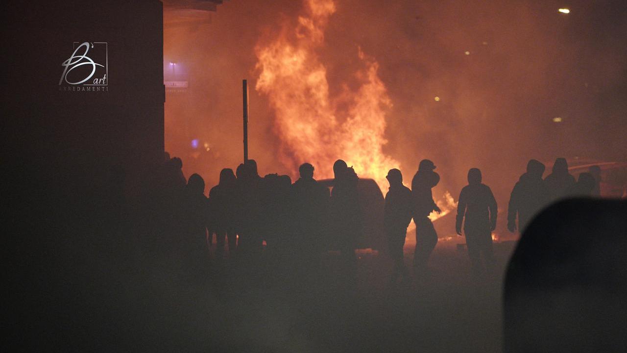 Auto in fiamme a Torino durante il corteo per Askatasuna (foto Lapresse)