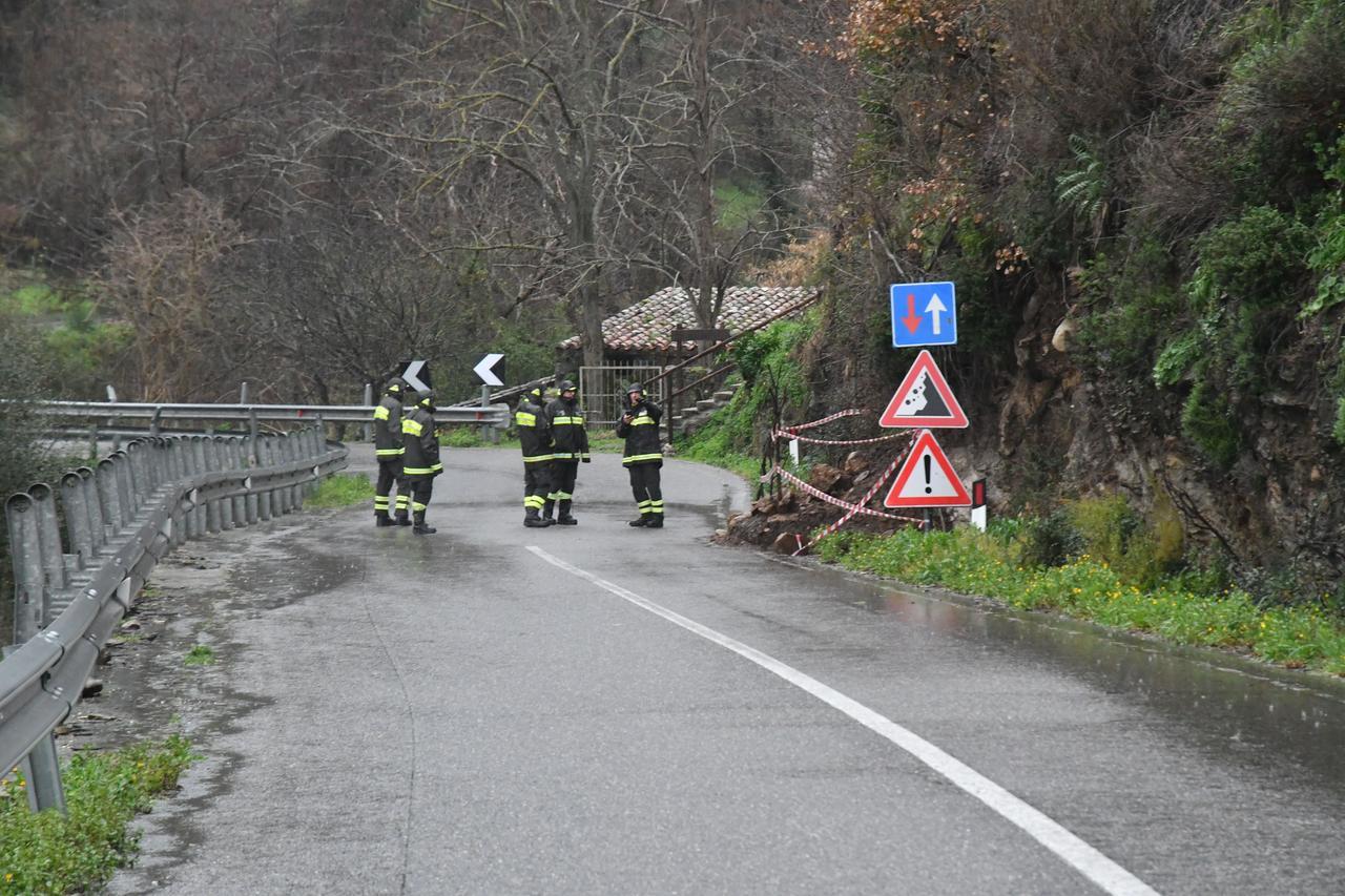 La pioggia non finisce mai, detriti e massi cadono su due strade
