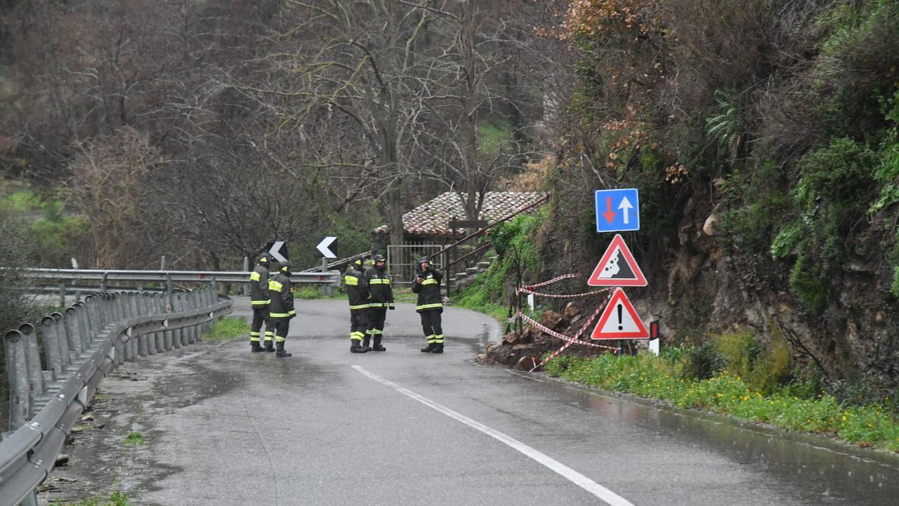 La pioggia non finisce mai, detriti e massi cadono su due strade