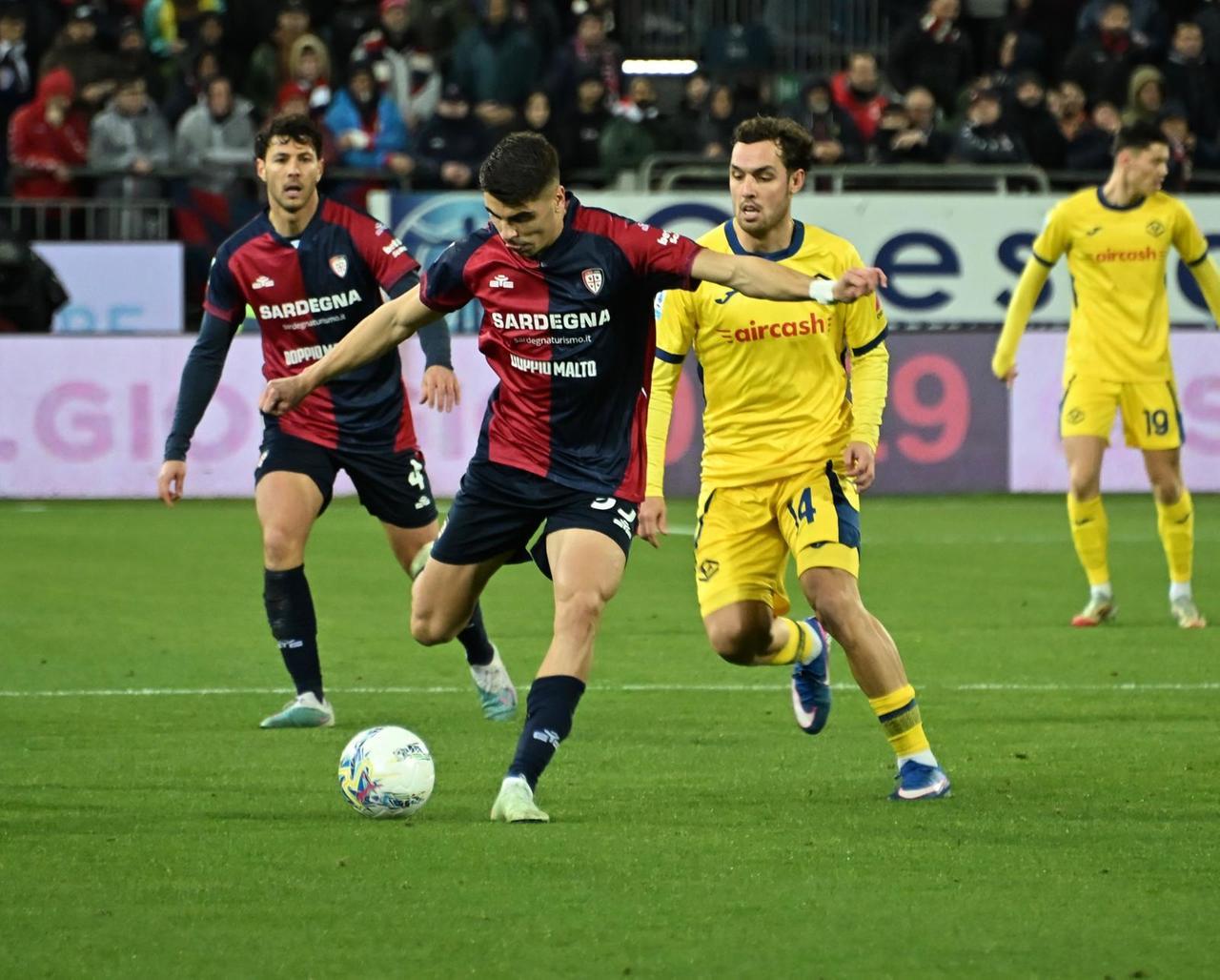 Cagliari travolgente: 4-0 al Verona e terzo successo di fila