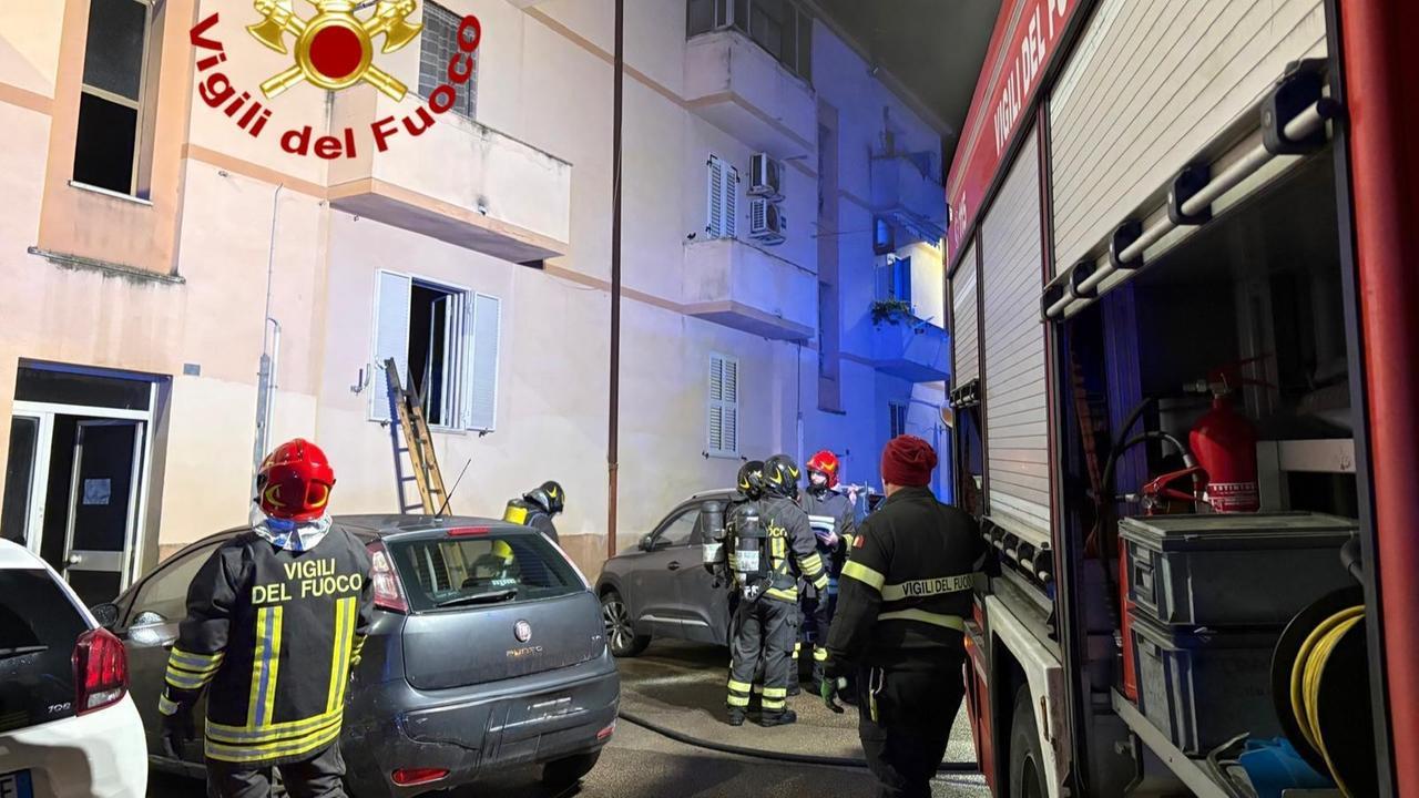 Paura nella notte a Sassari, in fiamme un appartamento: due persone portate in ospedale