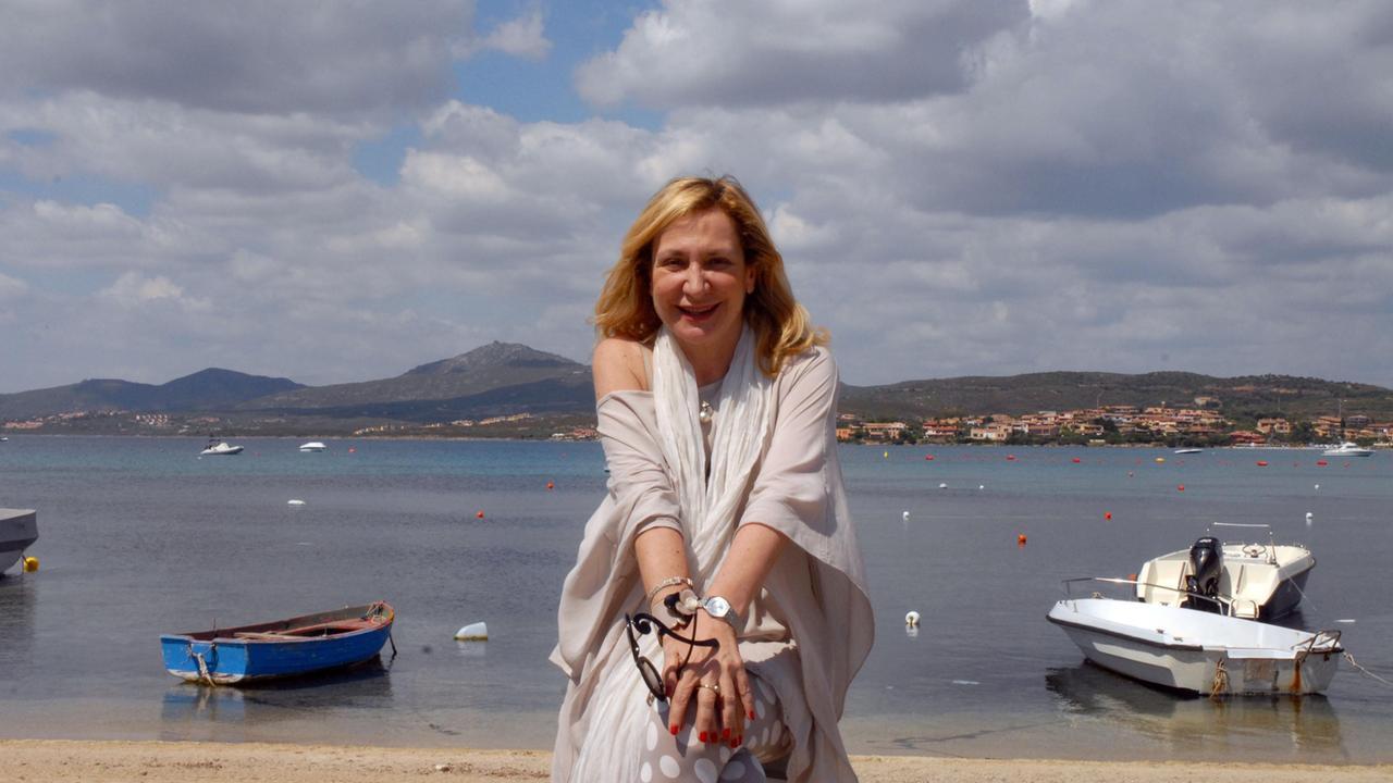 Oggi Monica Scattini avrebbe compiuto 70 anni: il cinema, i grandi incontri sul set, l’amore per la Sardegna