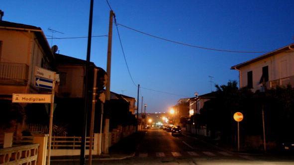 Un'immagine della strada priva di illuminazione