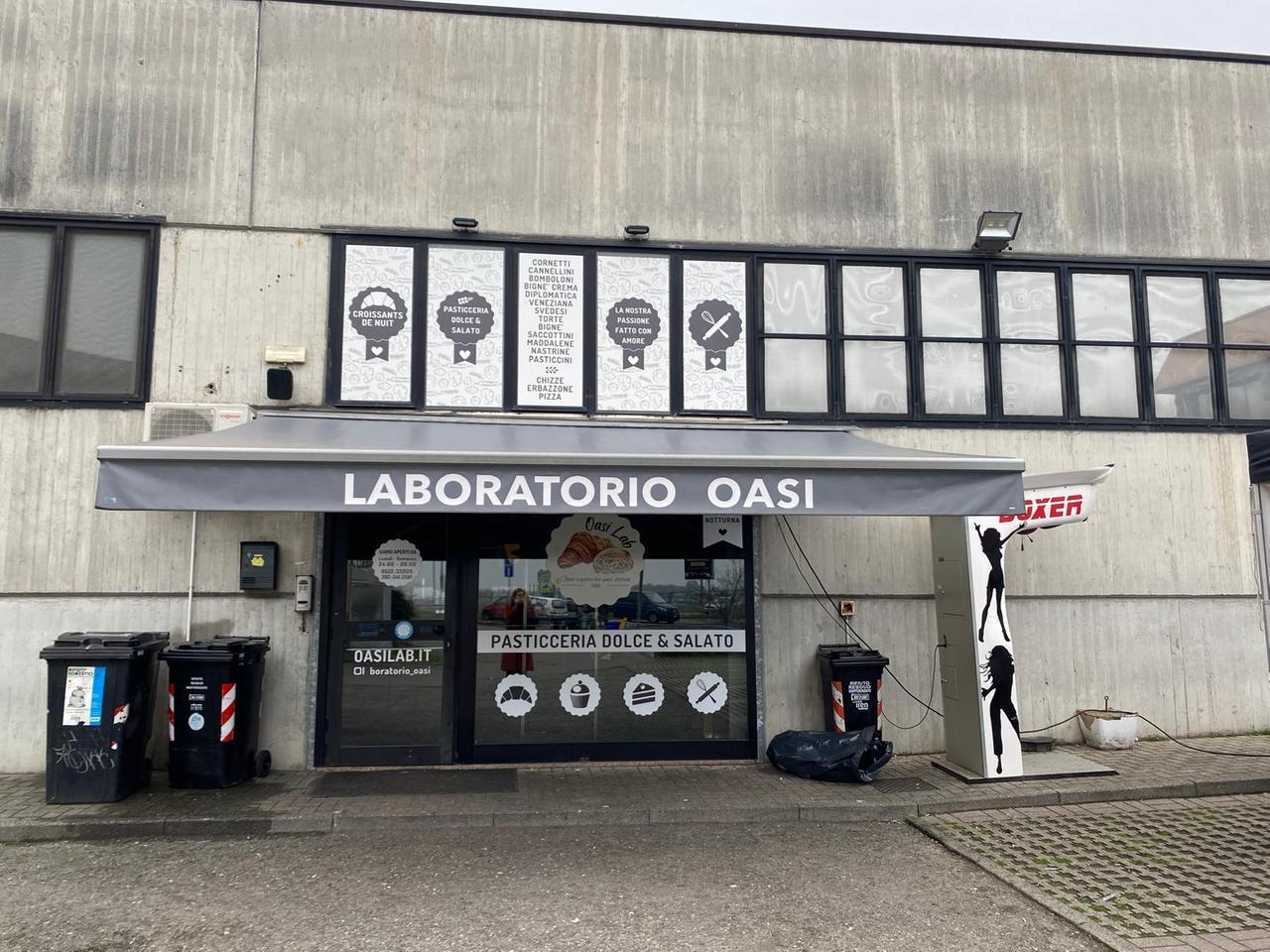 Rissa tra dieci persone davanti alla pasticceria. Dopo lo spuntino notturno sono partiti schiaffi, pugni e calci