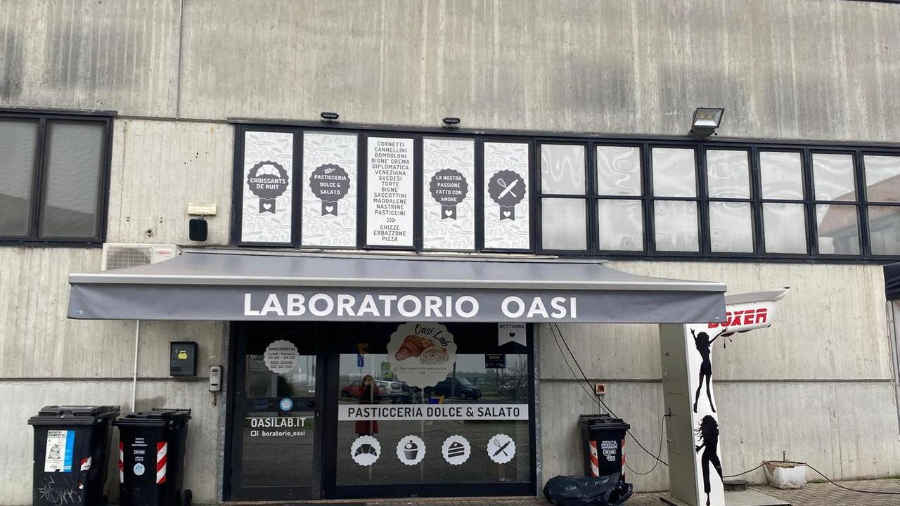 Rissa tra dieci persone davanti alla pasticceria. Dopo lo spuntino notturno sono partiti schiaffi, pugni e calci