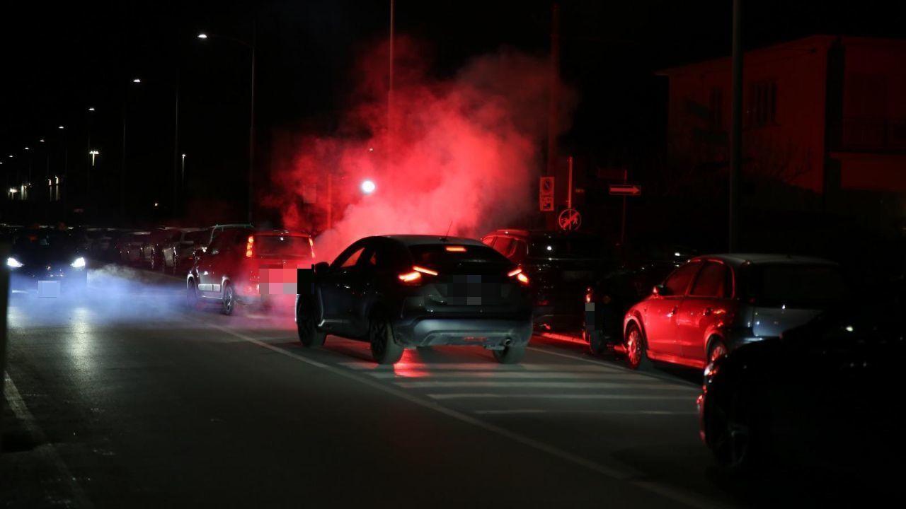 Un fumogeno in mezzo al traffico (foto Iacopo Giannini)