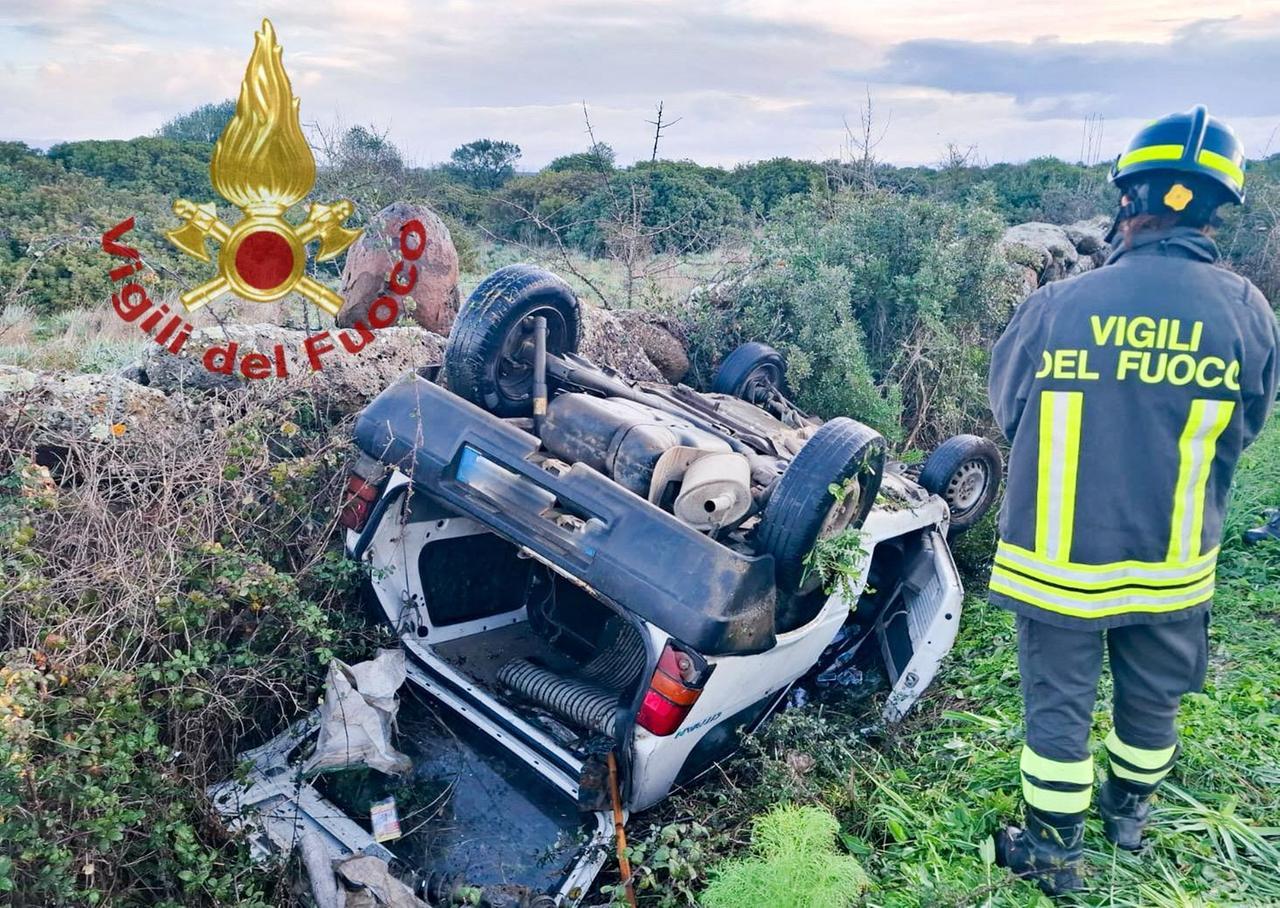 Si ribalta con l’auto in una strada di campagna, ferito il conducente
