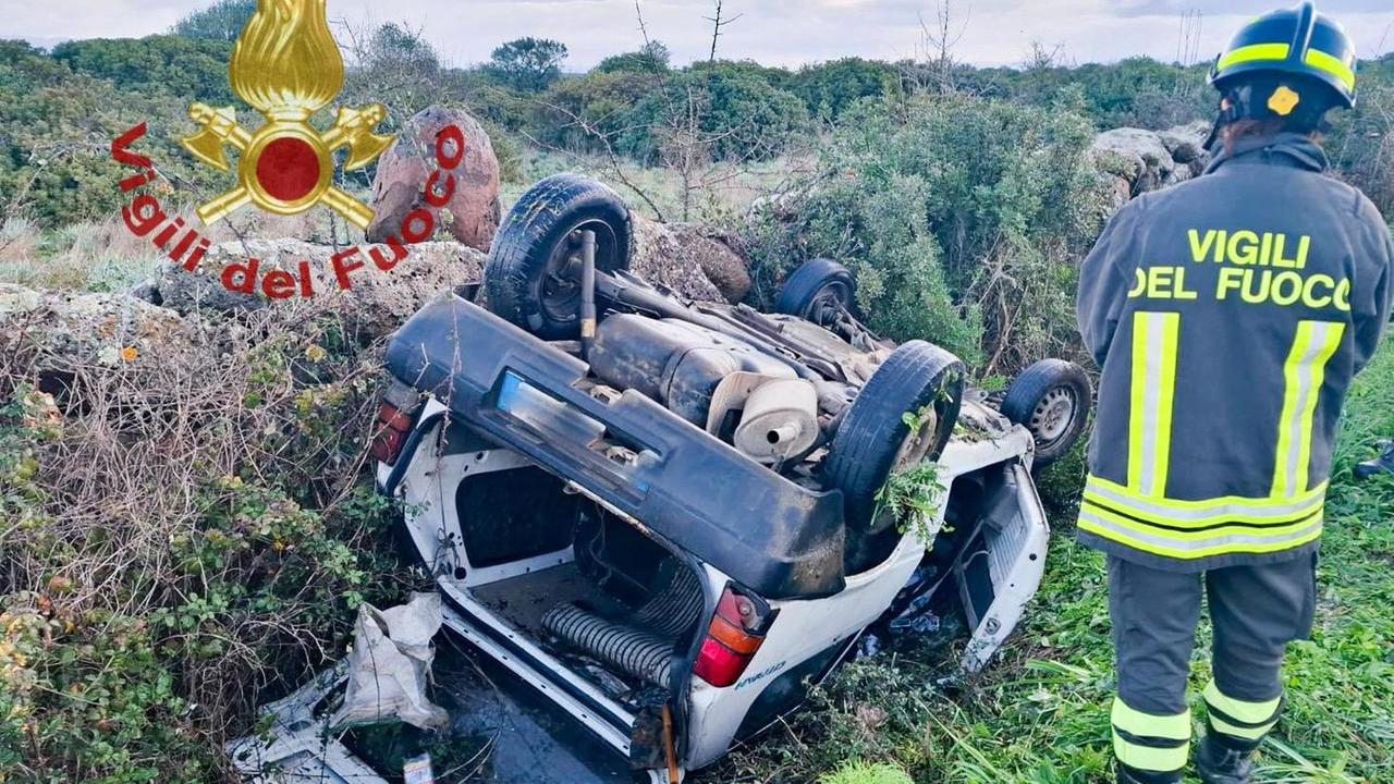 Si ribalta con l’auto in una strada di campagna, ferito il conducente