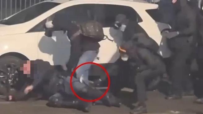 Un fermo immagine del video che mostra il poliziotto aggredito a martellate a Torino