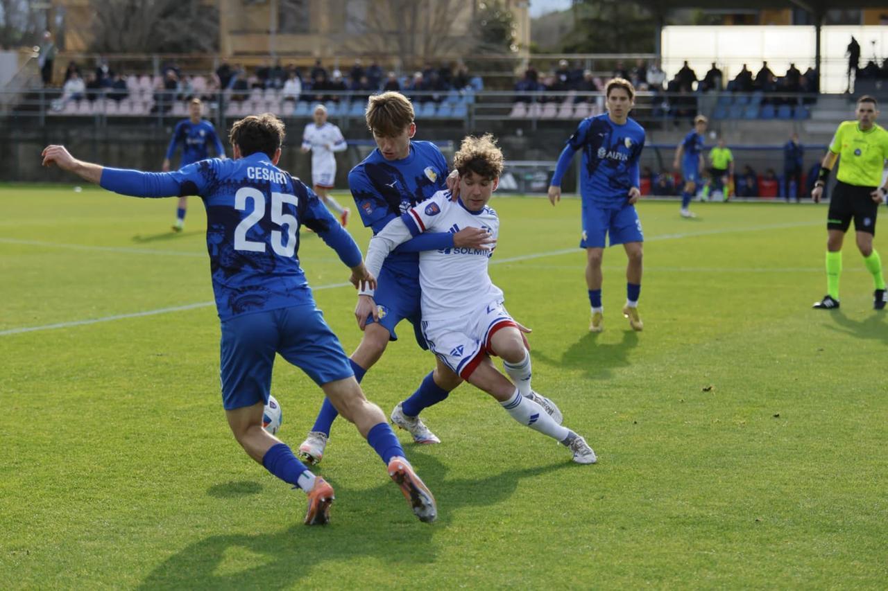 
	Un duello a centrocampo (foto Giovanni Tarducci)


