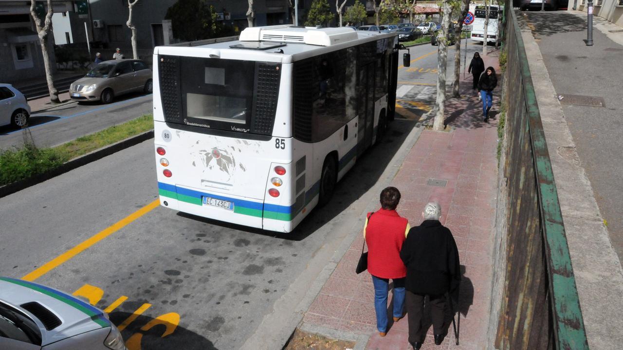 Tre nuove linee bus per i rioni scoperti: la proposta Arst alla Regione