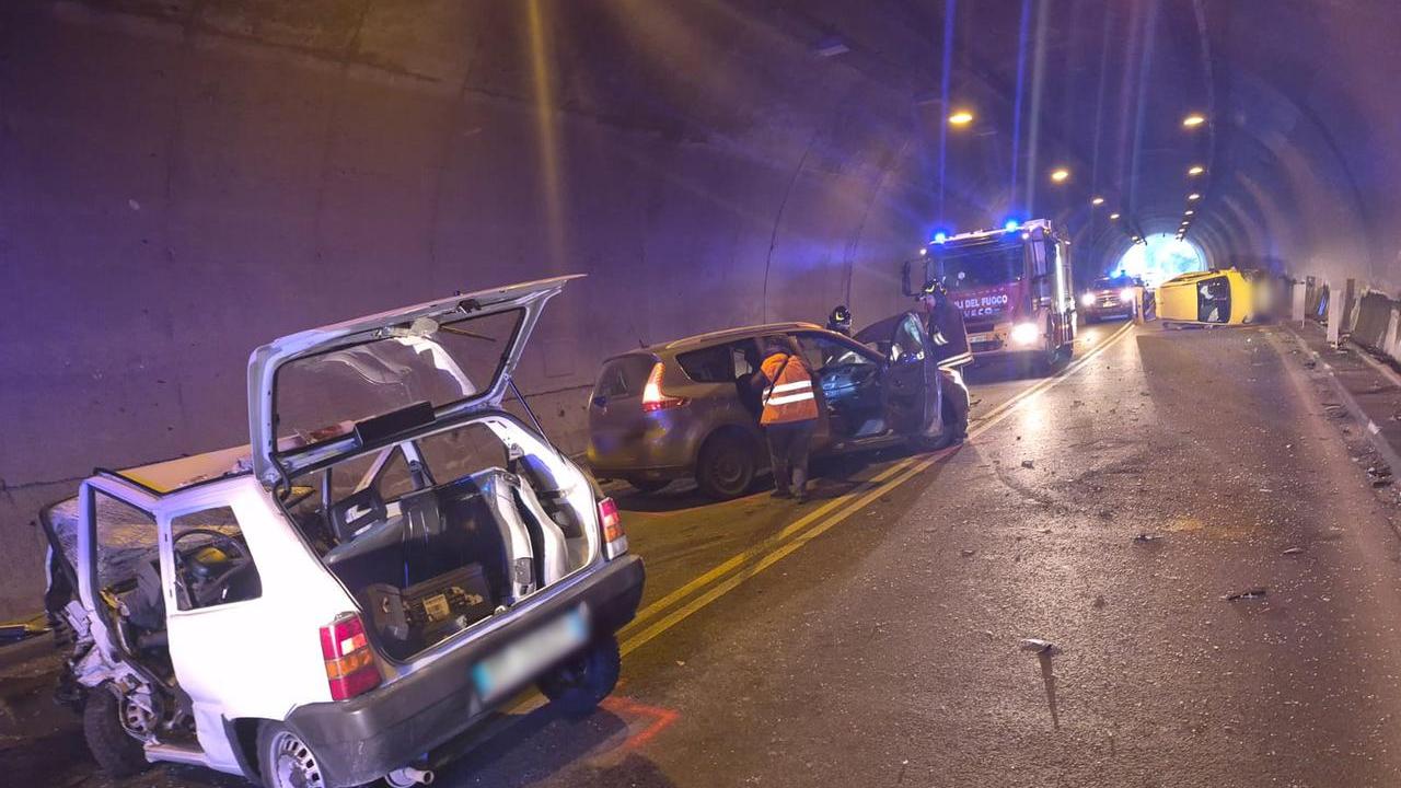 Lucca, incidente in galleria sulla variante di Ponte a Moriano
