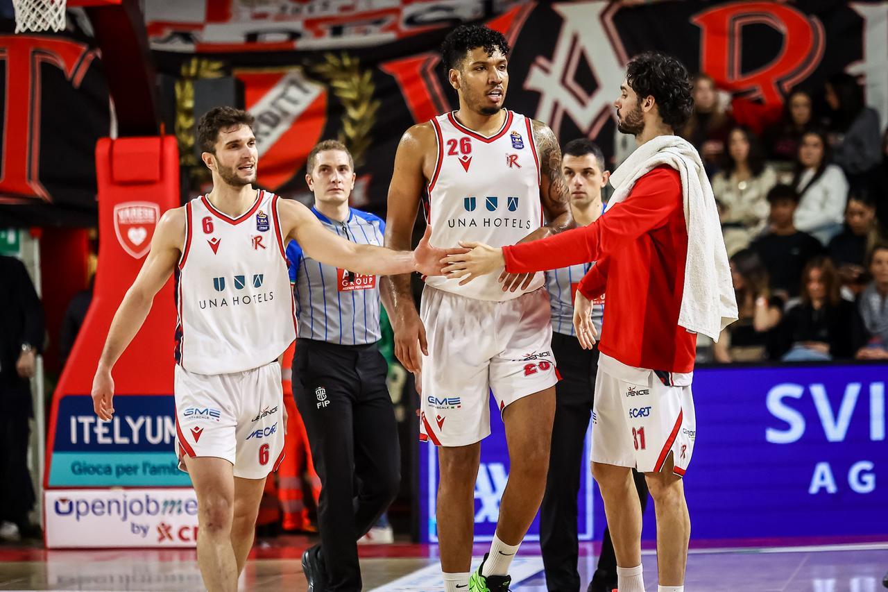 Pallacanestro Reggiana, Varese va ko: Caupain e Echenique trascinano la Una Hotels contro la Openjobmetis