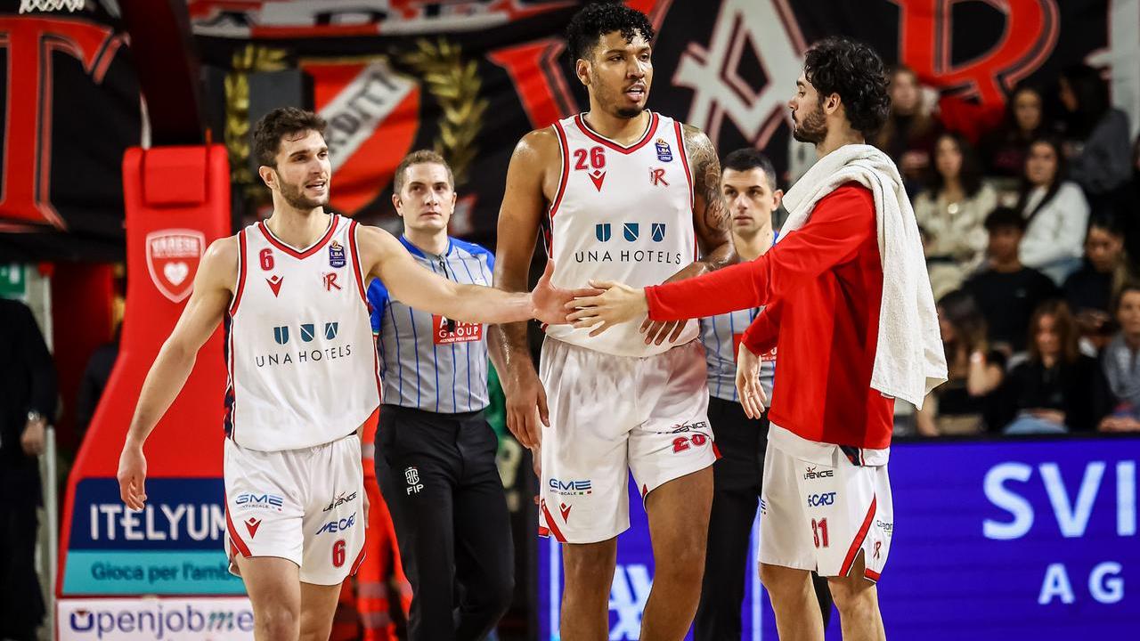 Pallacanestro Reggiana, Varese va ko: Caupain e Echenique trascinano la Una Hotels contro la Openjobmetis