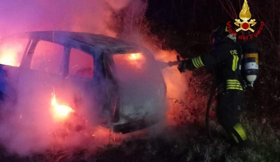 Auto distrutta dalle fiamme: è dolo