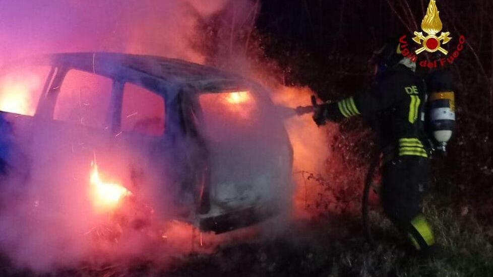 Auto distrutta dalle fiamme: è dolo