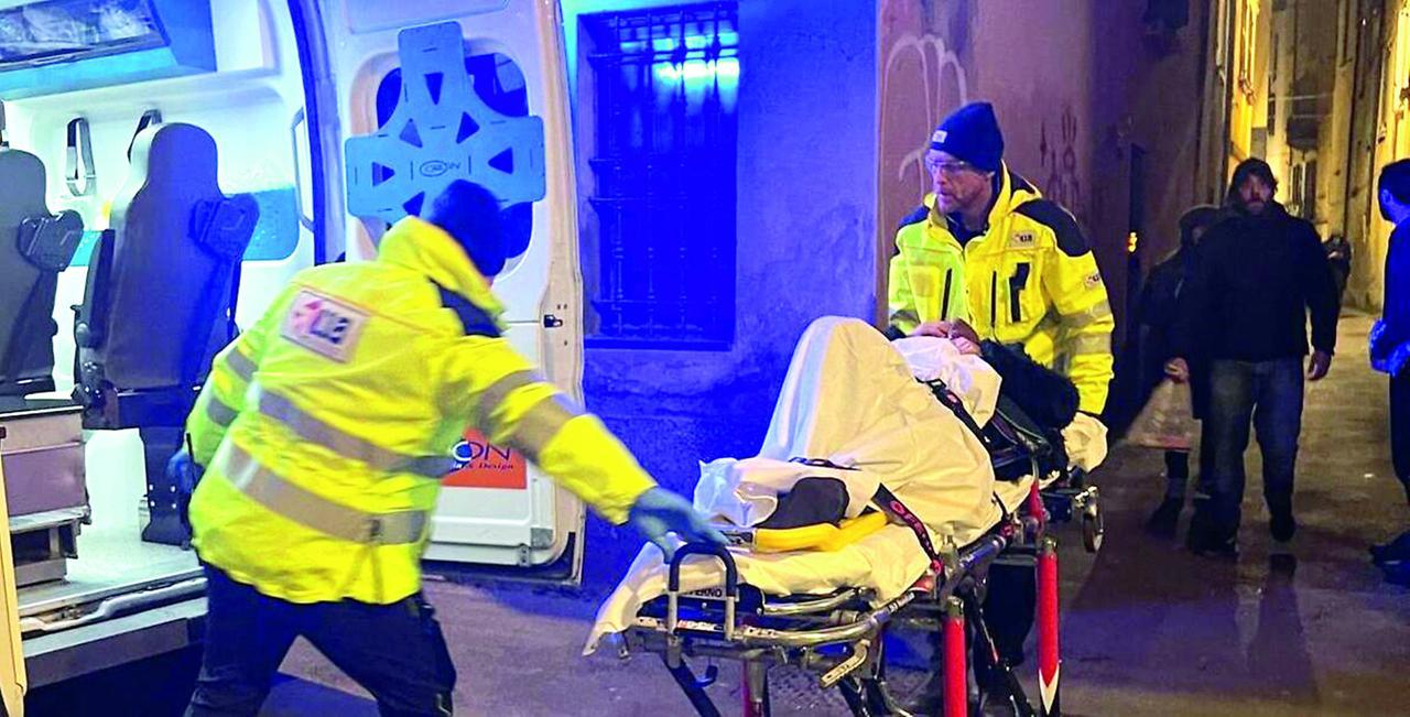 Scaraventata a terra per 30 euro in centro storico: «Mia zia, a 96 anni, dovrà essere operata: si è rotta il femore»