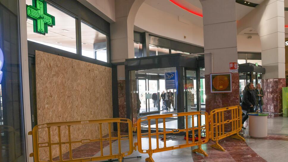 Le transenne davanti alla vetrina sfondata alla gioielleria Stroili