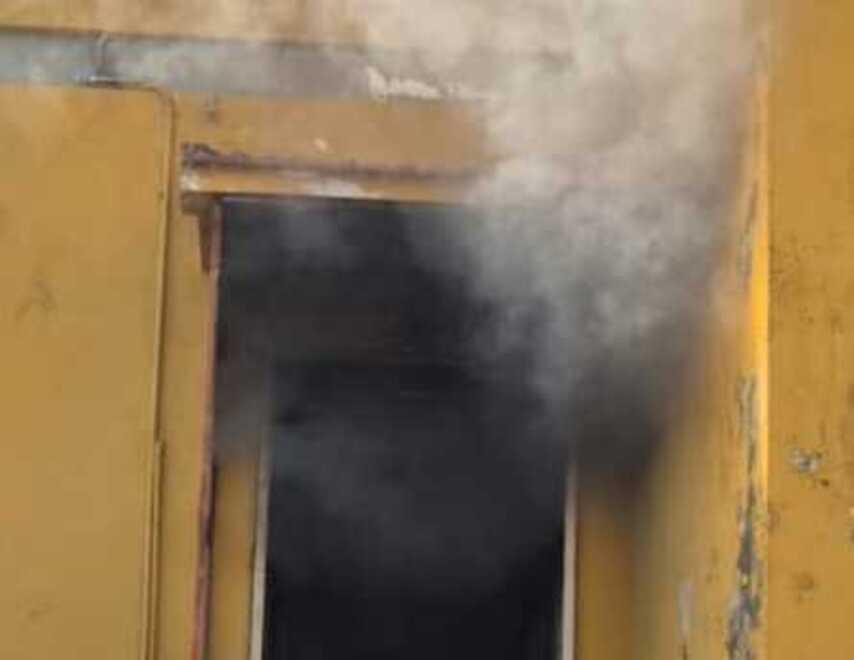 «Sento delle voci dal primo piano» e dà fuoco alla casa