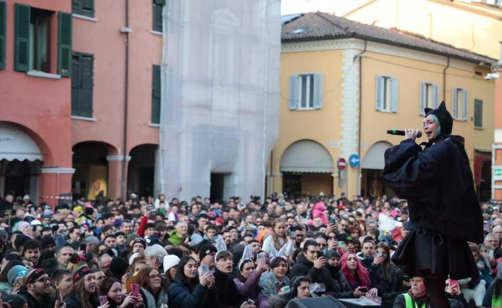 Cento, i carri non deludono gli spettatori, entusiasmo per Rose Villain