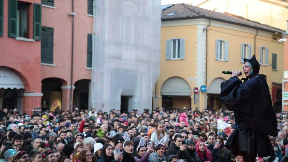 Cento, i carri non deludono gli spettatori, entusiasmo per Rose Villain