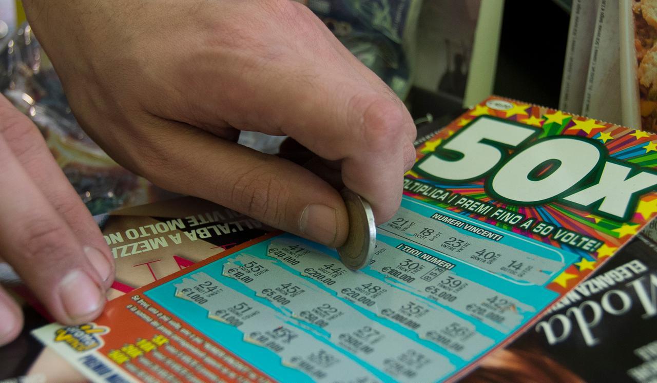 Azzardo, a Reggio Emilia si gioca sempre di più. Il caso Reggiolo, il boom dell’on line e l’emergenza dipendenza