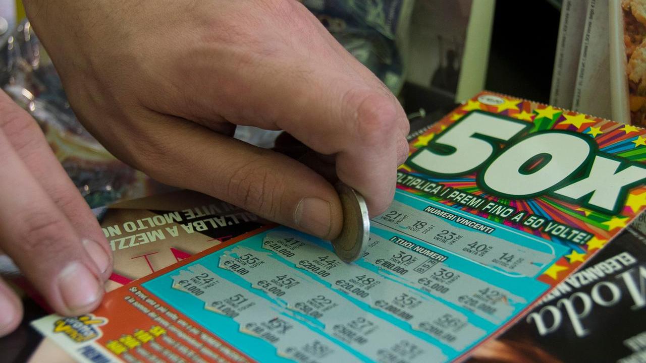 Azzardo, a Reggio Emilia si gioca sempre di più. Il caso Reggiolo, il boom dell’on line e l’emergenza dipendenza