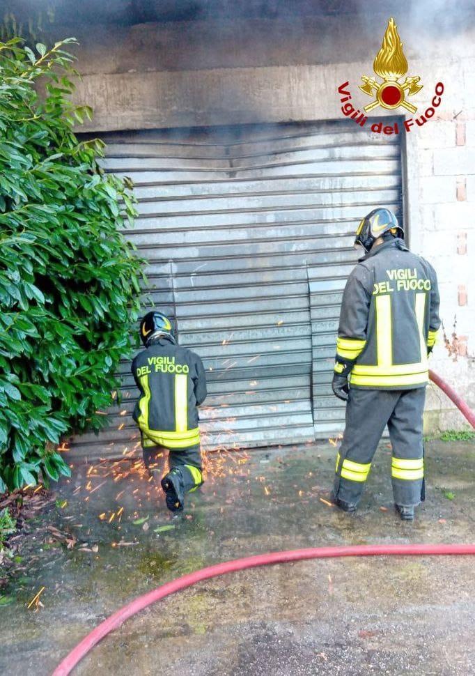 Porcari, garage a fuoco: struttura inagibile