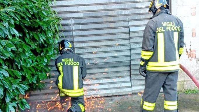 Porcari, garage a fuoco: struttura inagibile