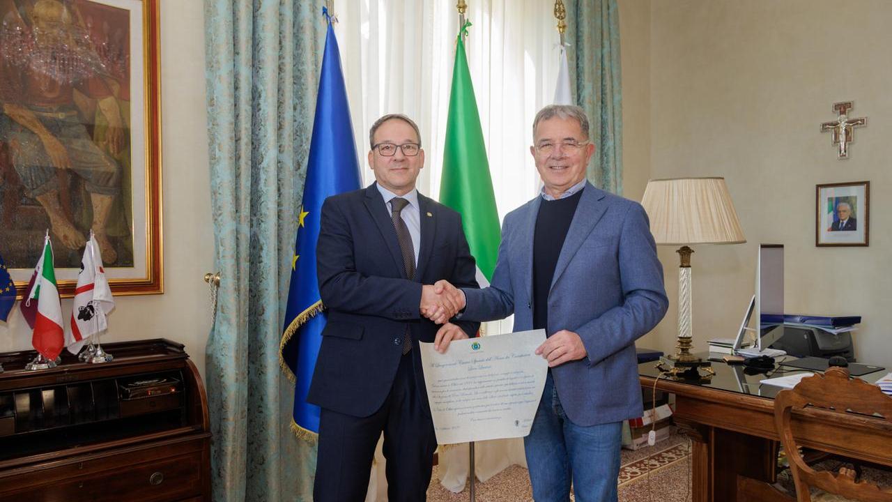 Olbia, il sindaco Nizzi consegna una pergamena al luogotenente dei carabinieri Luca Levrini