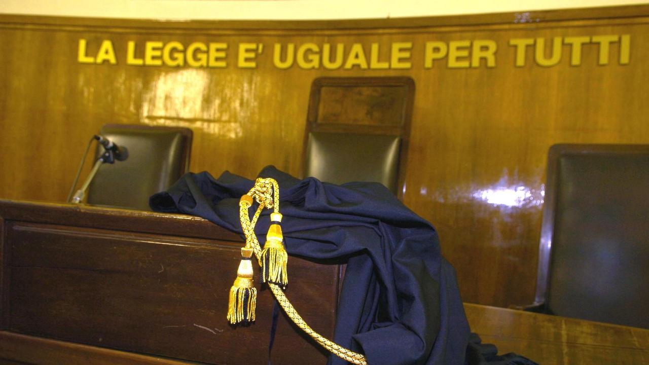 Era in congedo per assistere la madre, licenziata perché andava al mare: il giudice ribalta tutto