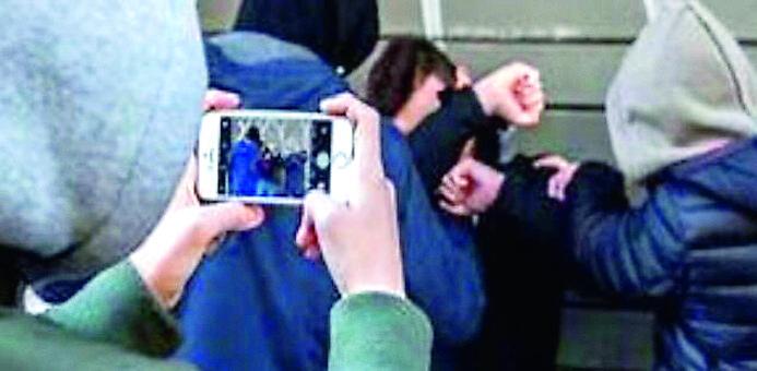 «Non si può morire a scuola»: dal mito del più forte alla solitudine, quali sono i fattori che alimentano la violenza giovanile