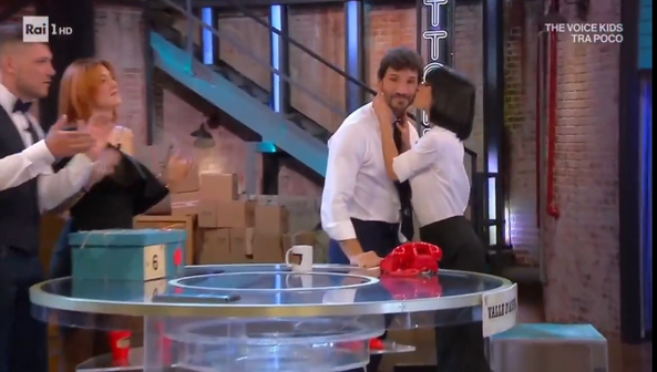 Martina Miliddi durante il balletto si avvicina a De Martino e lo bacia