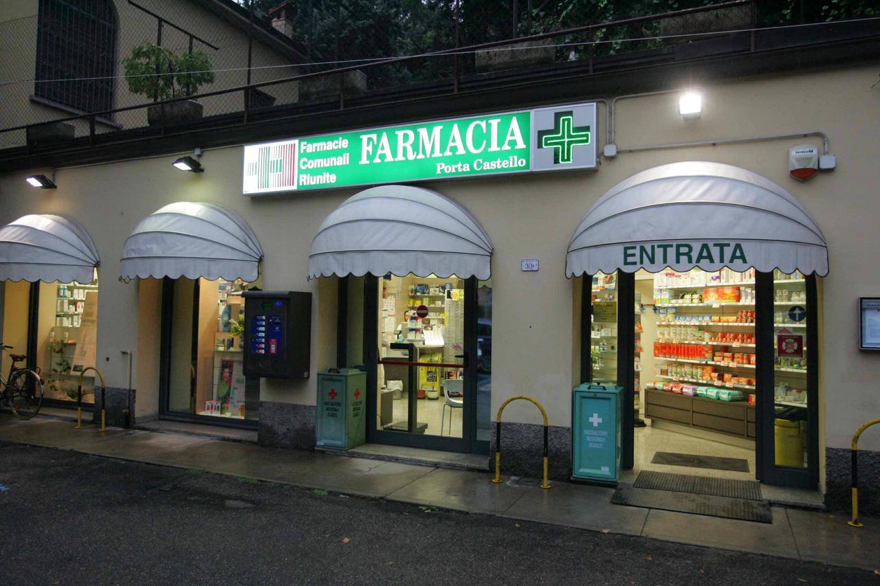 Rapina a mano armata alla farmacia Porta Castello in centro storico: caccia al malvivente