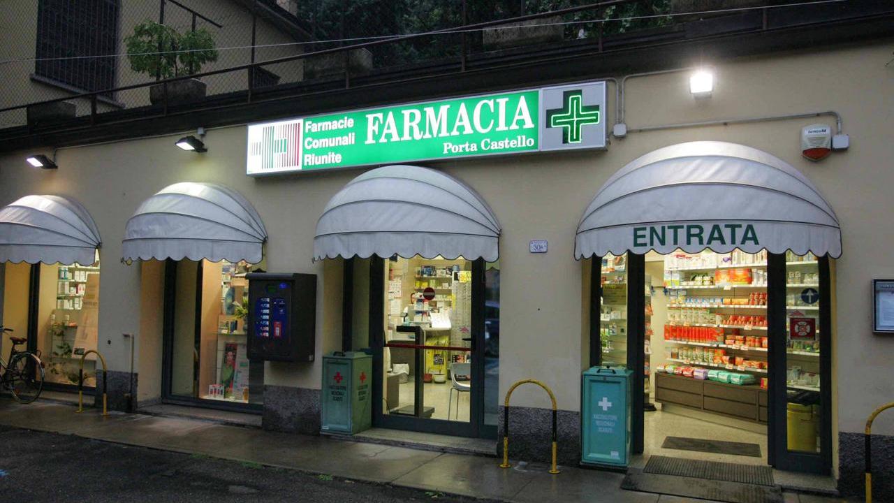 Rapina a mano armata alla farmacia Porta Castello in centro storico: caccia al malvivente