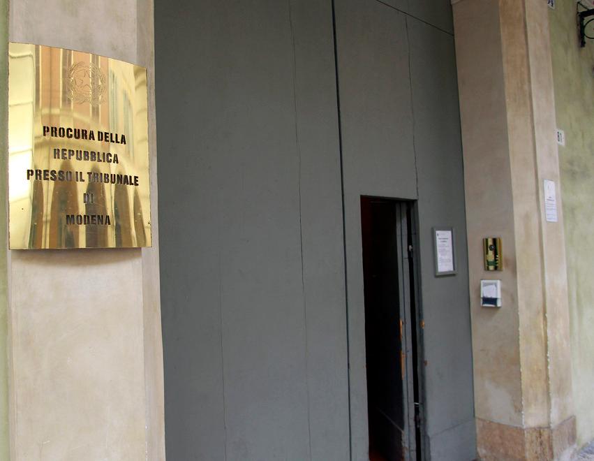 Bimbo legato al banco con un foulard in una scuola di Campogalliano. Quattro famiglie accusano la maestra