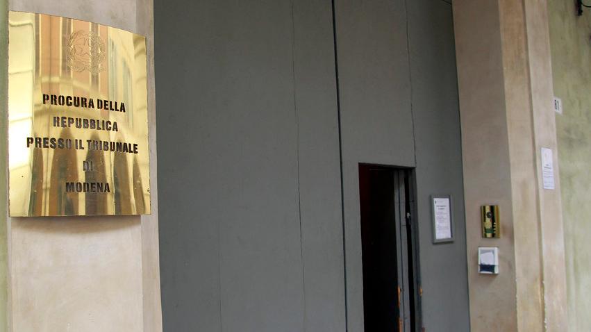 Bimbo legato al banco con un foulard in una scuola di Campogalliano. Quattro famiglie accusano la maestra