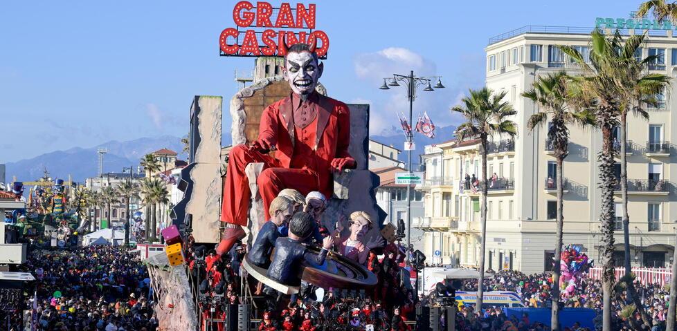 
	il carro &ldquo;Gran Casino&rdquo; con i potenti del mondo raffigurati attorno a una roulette (foto Iacopo Giannini)

