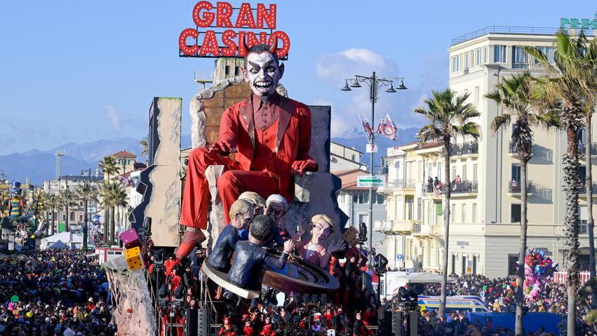 il carro “Gran Casino” con i potenti del mondo raffigurati attorno a una roulette (foto Iacopo Giannini)
