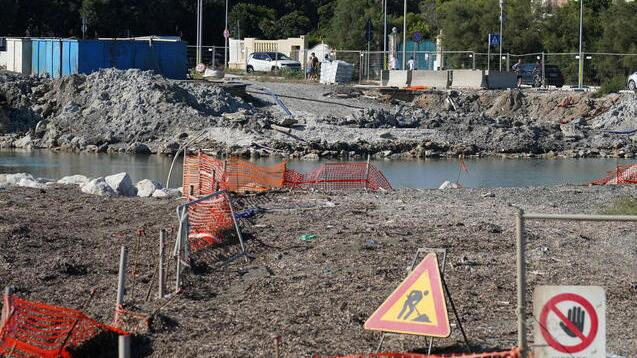 Il cantiere abbandonato ai Tre Ponti (foto Stick)