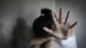 Prato, allontanato da casa il marito che ha accoltellato la moglie alla schiena