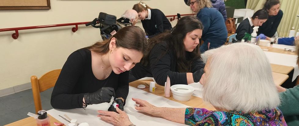 Le allieve dello Ial fanno belle le ospiti della casa di riposo di Ferrara